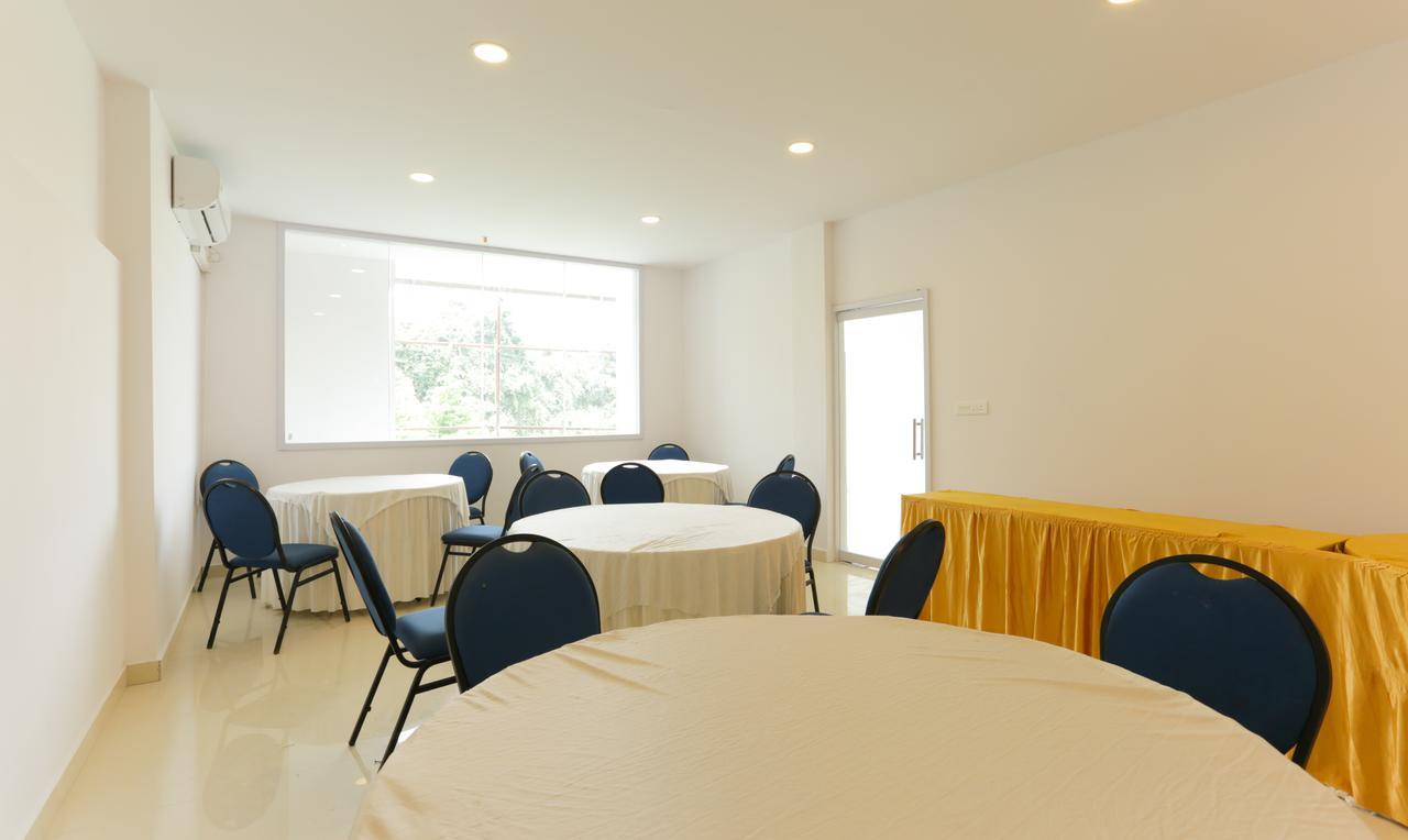 Heaven Gardens Hotel Kochi ภายนอก รูปภาพ